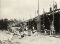 600353 Afbeelding van de werkzaamheden tijdens de bouw van een materieelloods op het terrein van de Kromhoutkazerne ...